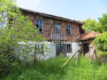 For sale is an old two-storey house in the village of Izgrev only 3 km from the sea and the town of Tsarevo.