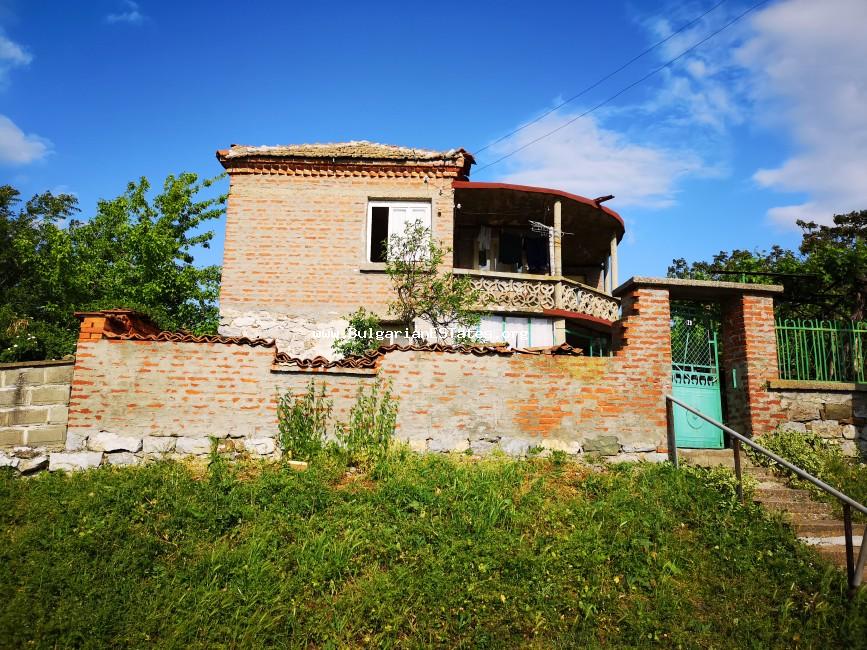 We offer for sale a house in the village of Malomir only 20 km from the town of Yambol and 120 km from the city of Burgas.