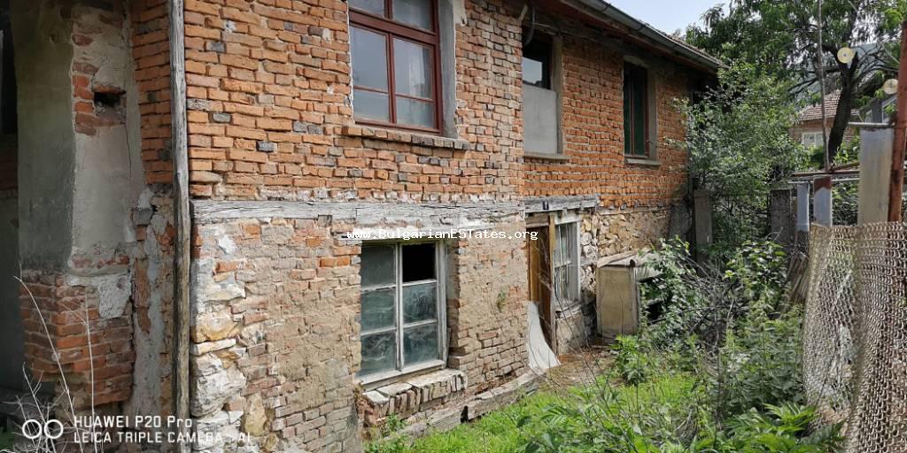An old two-storey house is for sale in the town of Malko Tarnovo, 65 km from the city of Burgas and just 9 km from the border with Turkey.