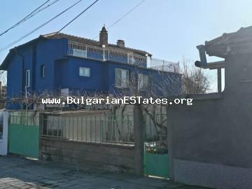 Two-storey guest house with bar and pool is offered for sale in the town of Kableshkovo, just 10 minutes from Bourgas and the sea.