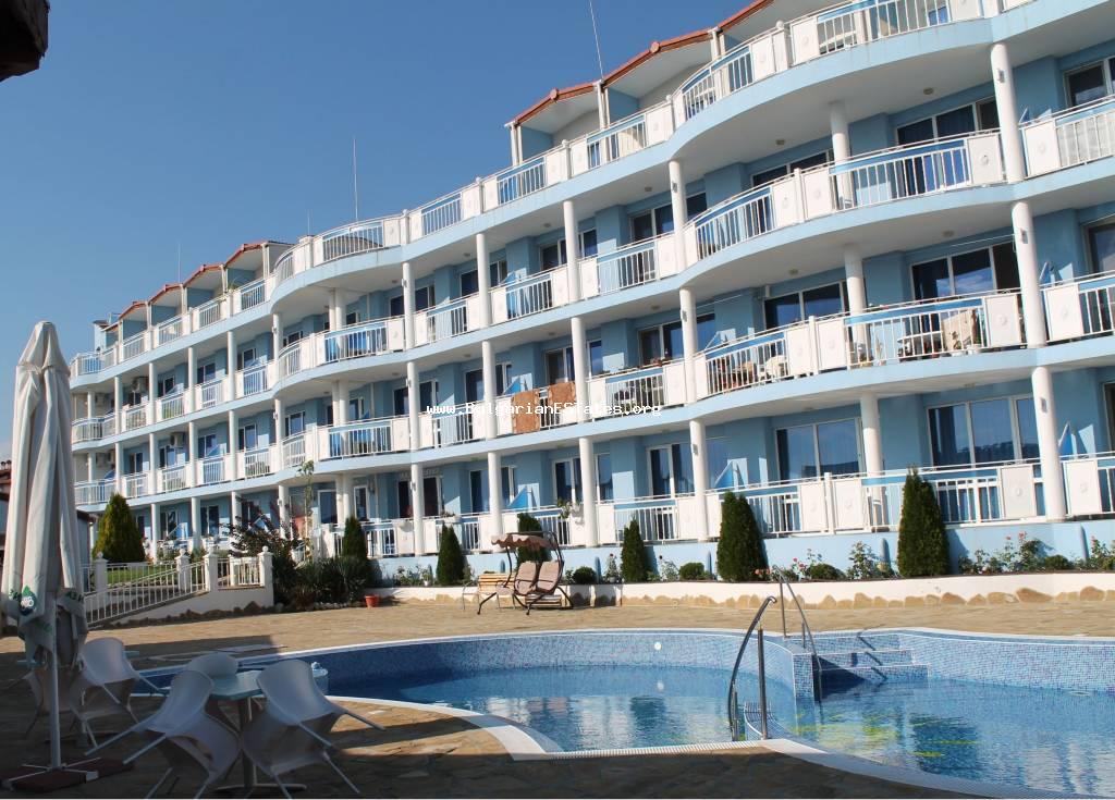 Affordable large one bedroom apartment is for sale in the “Rio” complex, Kosharitsa, only a short drive 2 km away from the Sunny Beach resort and the beach.
