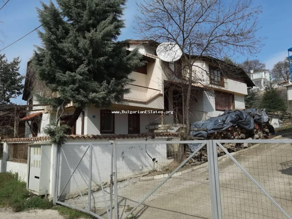 House for sale in Bulgaria!! Buy a two-storey house for two families in the villa area of the village of Kosharitsa, just 5 km from Sunny Beach and the sea.