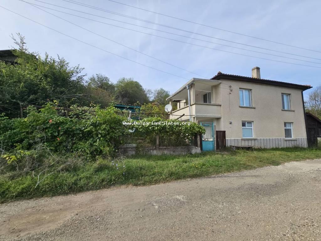 We offer for sale a two-storey house in the picturesque village of Kosti, only 22 km from the town of Tsarevo and the sea, 40 km from the checkpoint with the Republic of Turkey, and 85 km from the town of Tsarevo, Burgas region, Bulgaria.
