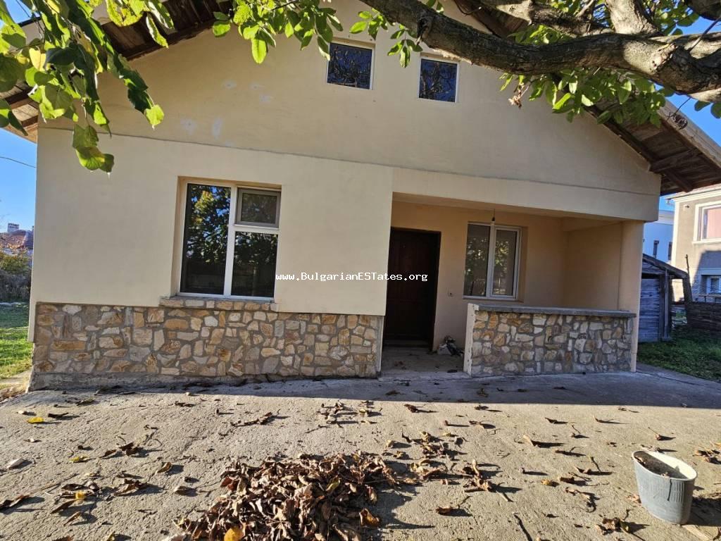 For sale is a partially renovated house in the village of Veselie, only 15 km from the town of Sozopol the sea and some of the most beautiful beaches in Bulgaria! Buy a property in Bulgaria!