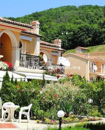 We offer for sale a house in an elite gated complex on the first line of the sea with a private beach and well-maintained area, swimming pools, aqua park and year-round security in Elenite resort.