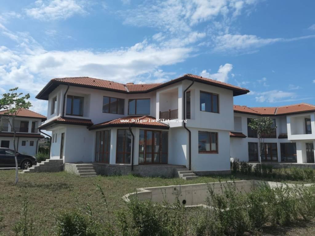 Three-bedroom house in a gated complex 3 km from the town of Aheloy, 25 km from the city of Burgas, 12 km from Sunny Beach.