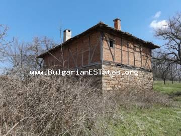 The property has a developed built-up area of 120 sq. m. It consists of: the ground floor with two rooms, the first floor with three rooms and a lounge. The yard is 3200 sq. m. with a cherry orchard (about 100 trees) and a beautiful view.