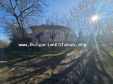Corner plot for sale with an area of 1,150 sq.m and a two-storey house of 150 sq.m in the village of Rusalia, Bulgaria – only 20 km from Veliko Tarnovo. Excellent opportunity for investment or a new home.